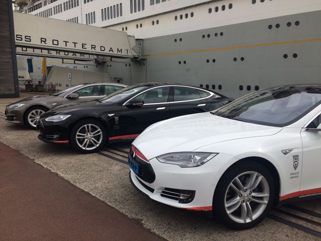 Mama Taxi Tesla Wagenpark